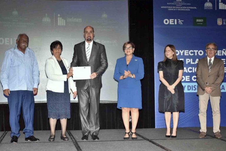 Acto MINERD con vice Olaya Dotel VIMICI2