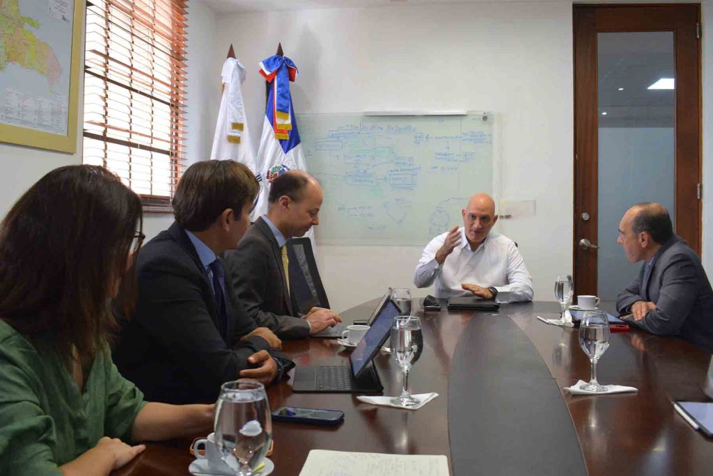 Ministro de Economía sostiene encuentro con director regional del BM