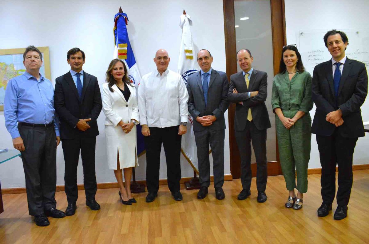 Ministro de Economía sostiene encuentro con director regional del BM