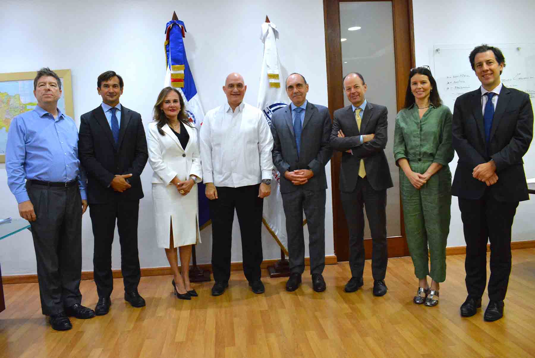 Ministro de Economía sostiene encuentro con director regional del BM