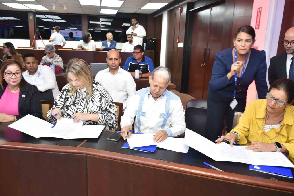 Al centro, Domingo Matías, viceministro de Ordenamiento Territorial y Desarrollo Regional del Ministerio de Economía, Planificación y Desarrollo, y Alba Goycoechea, jefa de Misión de la OIM en República Dominicana, junto a los representantes de las entidades que integran el comité directivo del proyecto Ordenamiento Territorial y Gestión Integral del Riesgo para Aumentar la Resiliencia ante la movilidad por desastres, degradación ambiental y cambio climático en la República Dominicana".