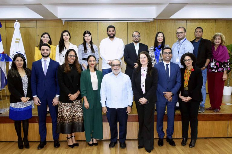 Al centro, la representante Carmen Amaro y el viceministro Jefrey Lizardo, acompañados por los demás participantes de la reunión sobre finanzas agrícolas