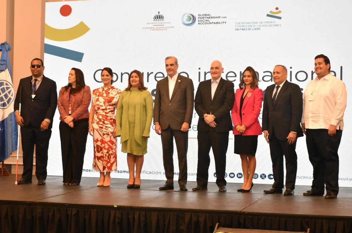 El ministro de Economía de Economía, Planificación y Desarrollo, Pável Isa Contreras; la representante interina del Banco Mundial (BM), Carmen Amaro, y la segunda vicepresidenta del Centro Nacional de Fomento y Promoción de las ASFL y directora ejecutiva de Nature Power Foundation, Laura Rojas, dieron la bienvenida en el “Congreso Internacional de Sociedad Civil”.