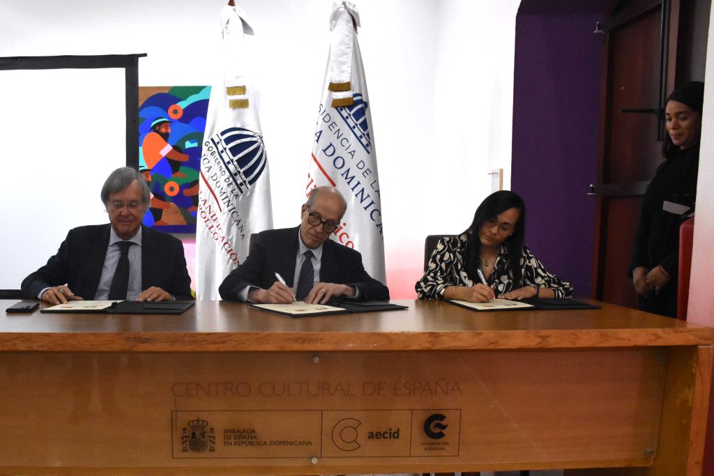 De izquierda a derecha, el embajador de España, Max Puig y Clara Aquino suscrben acuerdo del proyecto