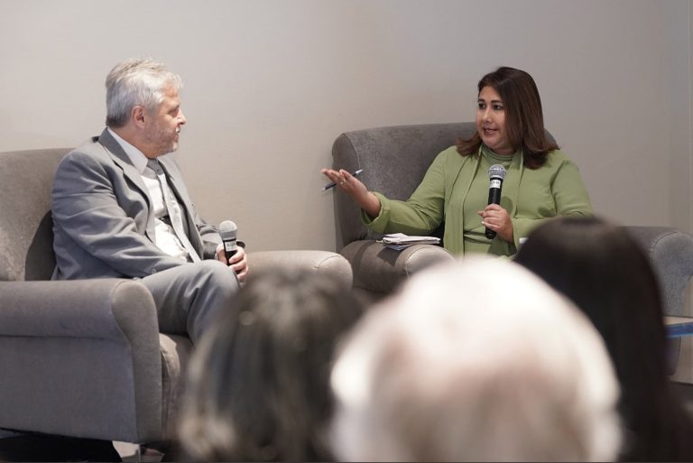 Vielka Polanco, directora ejecutiva del Centro Nacional de Fomento y Promoción de las Asociaciones sin Fines de Lucro (CASFL), del Ministerio de Economía, Planificación y Desarrollo, y Jimmy Bolaños, director ejecutivo de Costa Rica Integra, Capitulo Costarricense de Transparencia Internacional socializan políticas y estrategias para un entorno favorable de las ASFL.