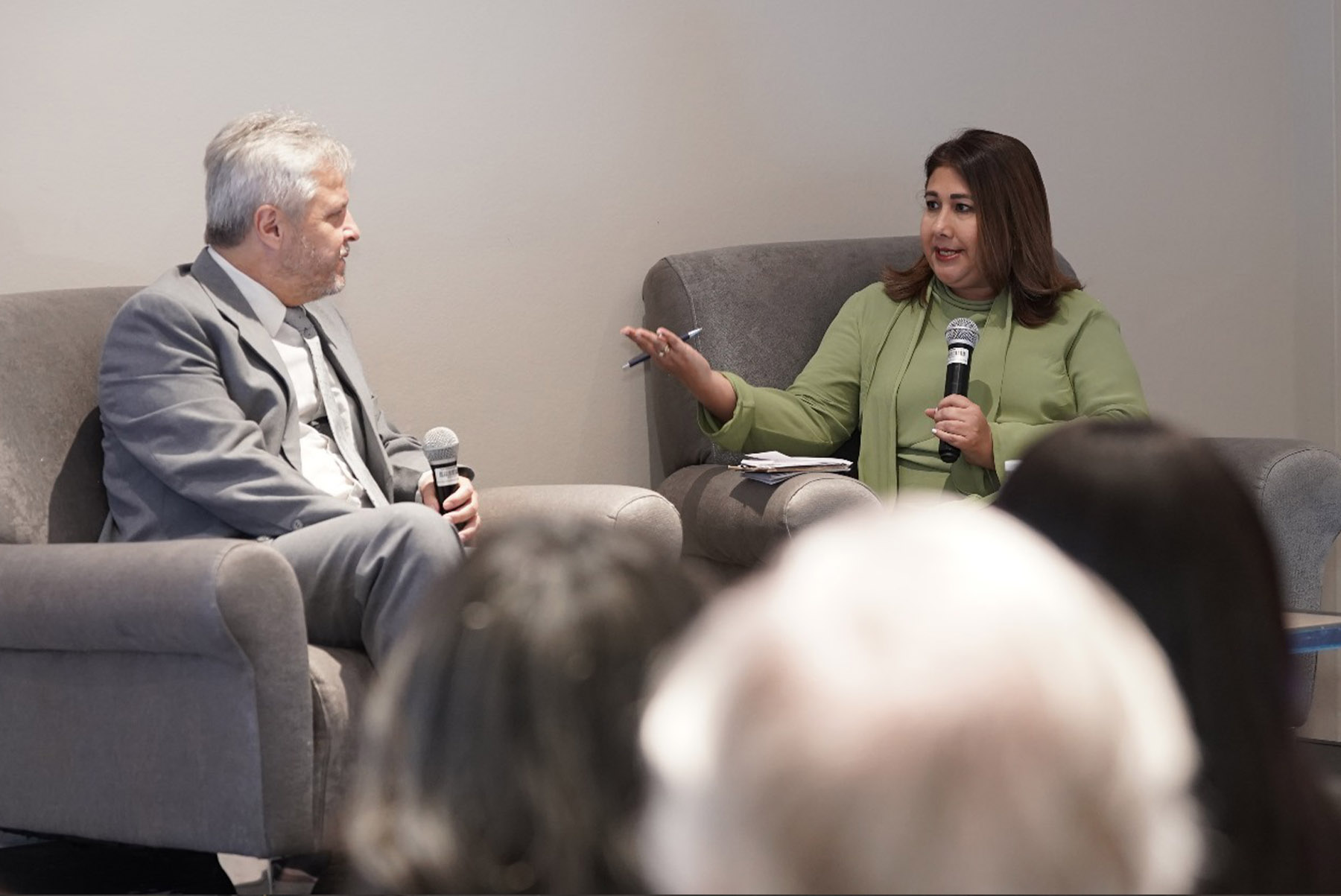 Vielka Polanco, directora ejecutiva del Centro Nacional de Fomento y Promoción de las Asociaciones sin Fines de Lucro (CASFL), del Ministerio de Economía, Planificación y Desarrollo, y Jimmy Bolaños, director ejecutivo de Costa Rica Integra, Capitulo Costarricense de Transparencia Internacional socializan políticas y estrategias para un entorno favorable de las ASFL.