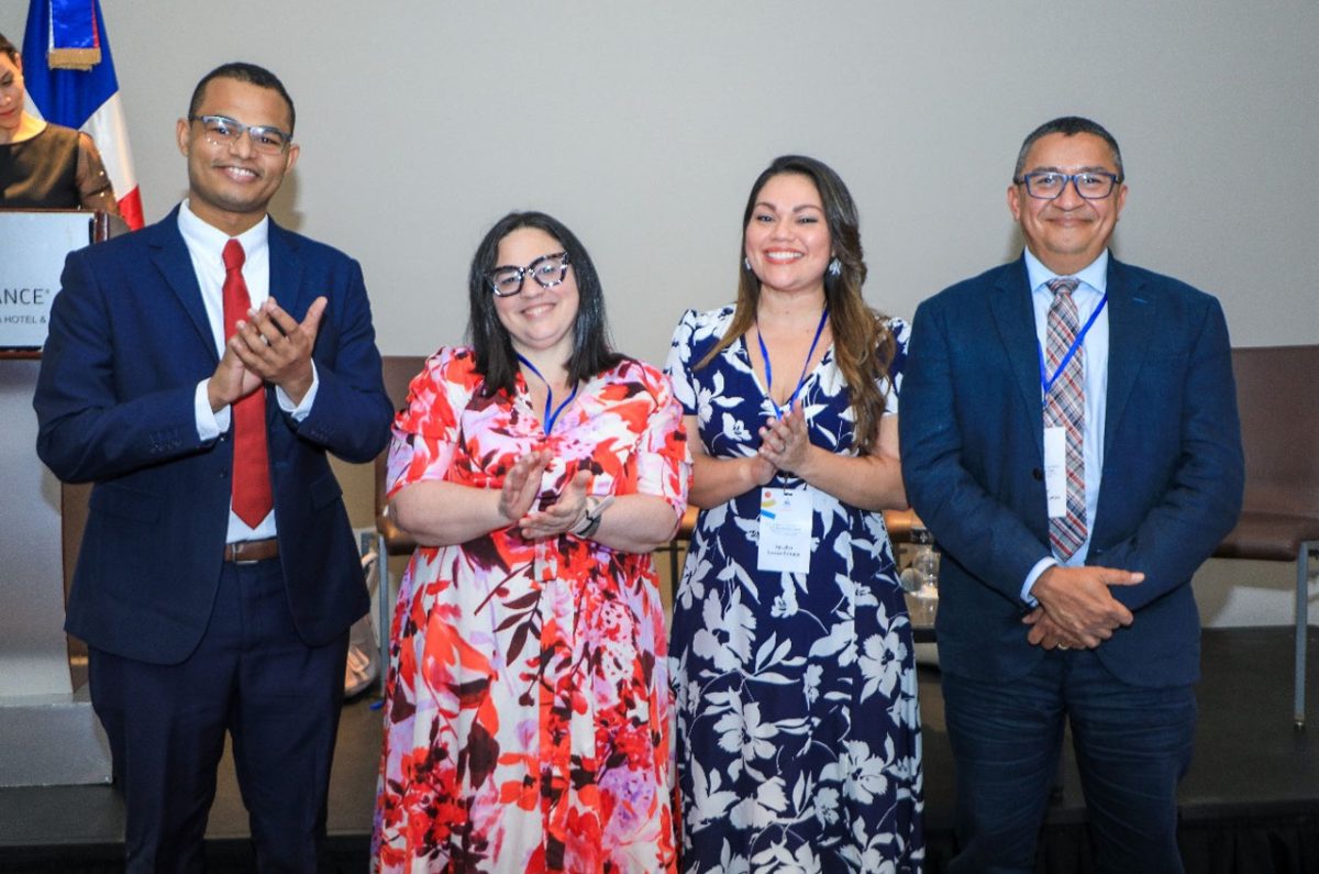 Los panelistas Jessica Estrada de El Salvador, Carlos Hernández de Honduras y Vladimir Medrano de República Dominicana junto a la moderadora Florencia Guerzovich.