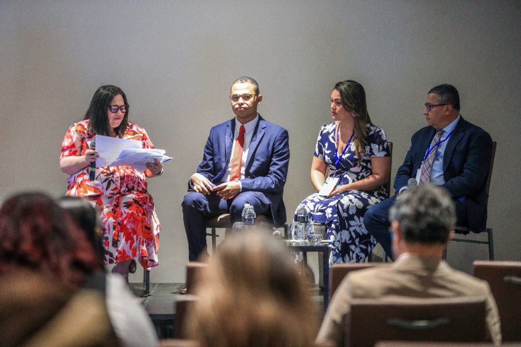 Los panelistas Jessica Estrada de El Salvador, Carlos Hernández de Honduras y Vladimir Medrano de República Dominicana junto a la moderadora Florencia Guerzovich.