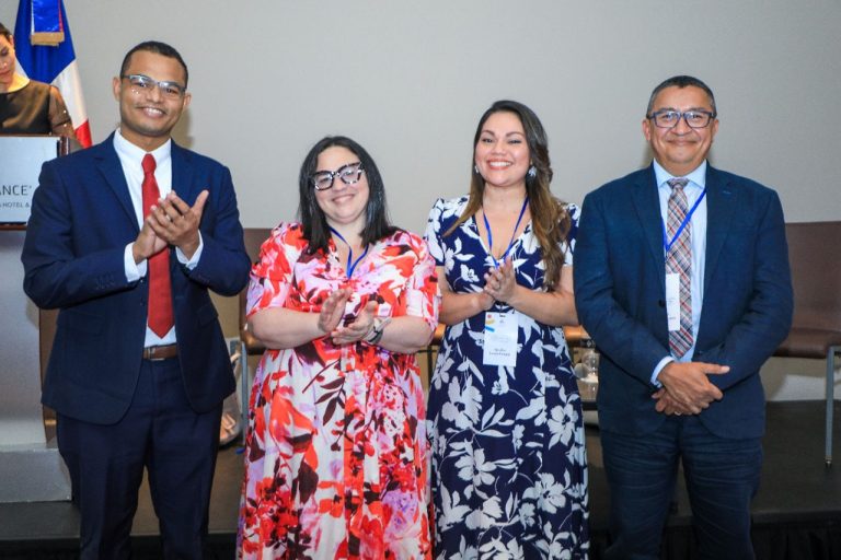 Los panelistas Jessica Estrada de El Salvador, Carlos Hernández de Honduras y Vladimir Medrano de República Dominicana junto a la moderadora Florencia Guerzovich.