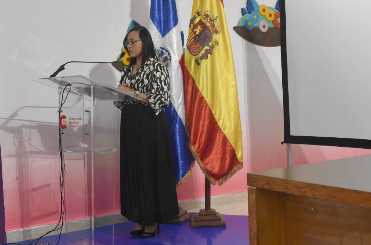 La directora de Cooperación Bilateral Clara Aquino