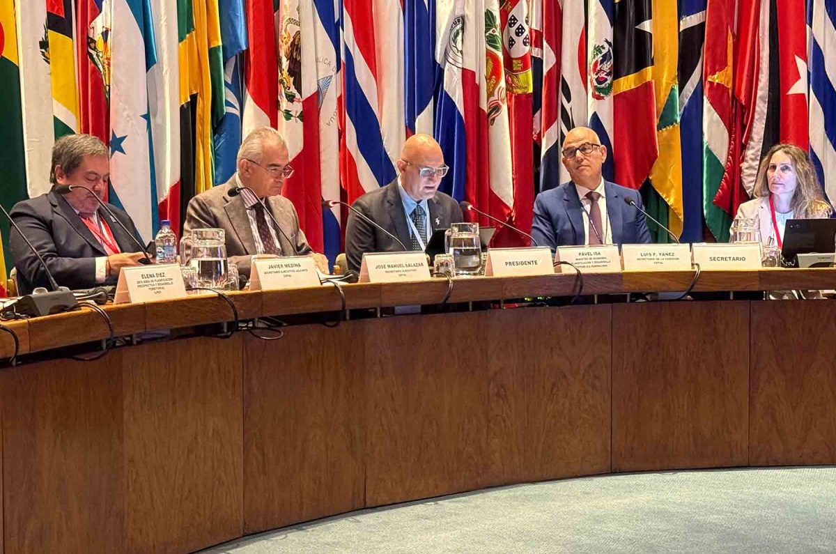 Ministro de Economía reafirma en Chile propuesta de agenda regional