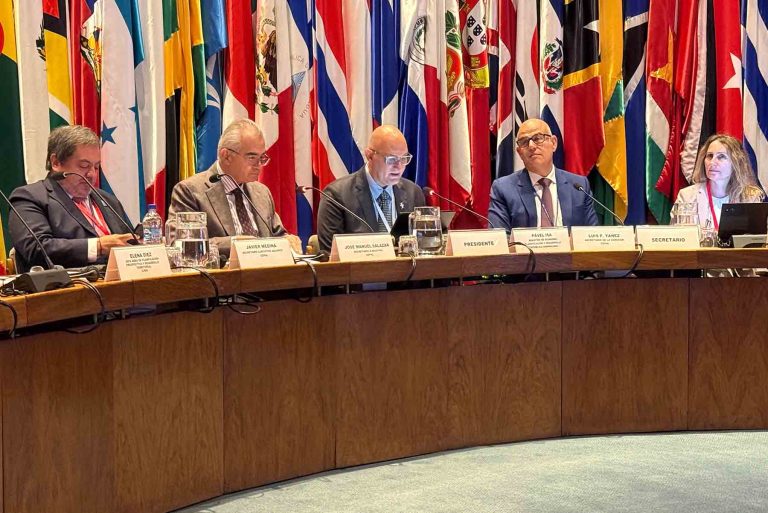 Ministro de Economía reafirma en Chile propuesta de agenda regional