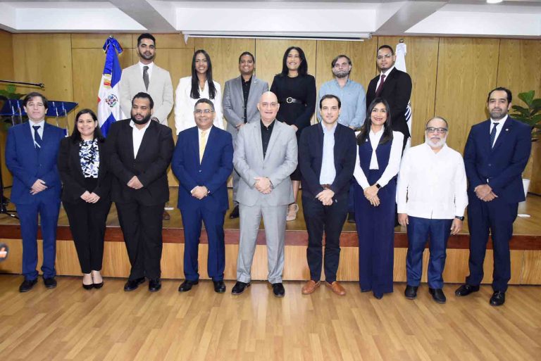 Ministro de Economía valora seminario del VAES sobre economía, finanzas y ciencias sociales