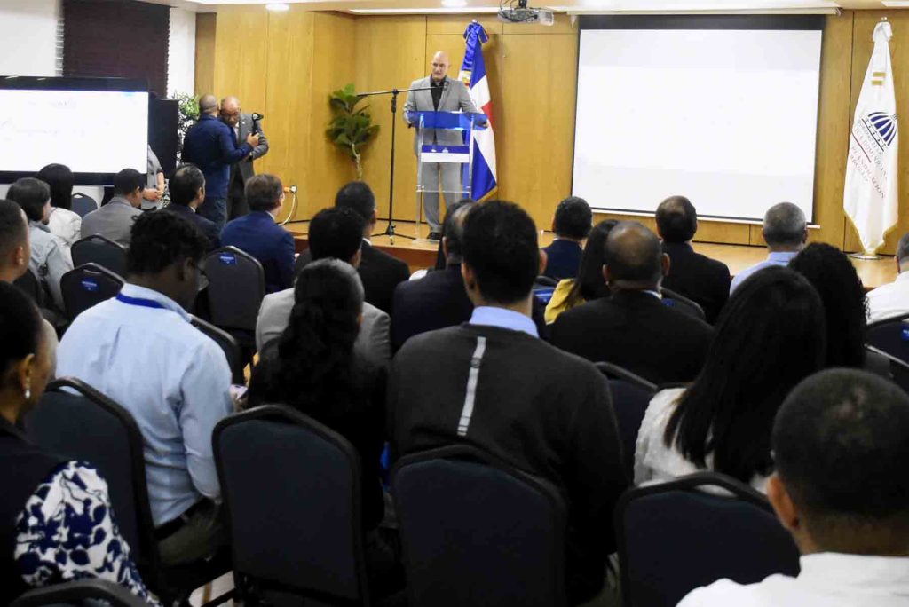 Ministro de Economía valora seminario del VAES sobre economía, finanzas y ciencias sociales1