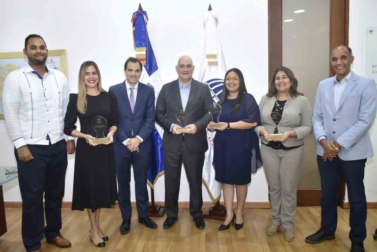 PAVEL ISA CONTRERAS PREMIACION A LA INNOVACION PUBLICA MEPYD