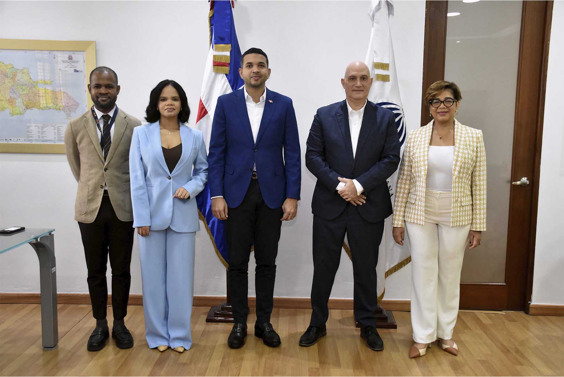 PAVEL ISA CONTRES Y CARLOS VALEZ - FIRMA CONVENIO PRORURAL JOVEN