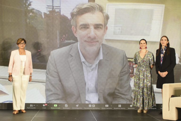 La viceministra de Cooperación Internacional, Olaya Dotel, modera el panel integrado por la secretaria técnica del Programa Iberoamericano para el Fortalecimiento de la Cooperación Sur-Sur (PIFCSS), Juanita Olarte; la responsable the ADELANTE Windows UE-ALC, Laura Cabral, y el coordinador del Área de Cohesión Social y Cooperación Sur-Sur (SEGIB Madrid), Martín Rivero.