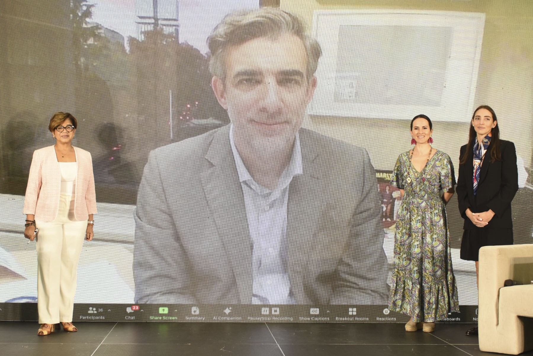 La viceministra de Cooperación Internacional, Olaya Dotel, modera el panel integrado por la secretaria técnica del Programa Iberoamericano para el Fortalecimiento de la Cooperación Sur-Sur (PIFCSS), Juanita Olarte; la responsable the ADELANTE Windows UE-ALC, Laura Cabral, y el coordinador del Área de Cohesión Social y Cooperación Sur-Sur (SEGIB Madrid), Martín Rivero.