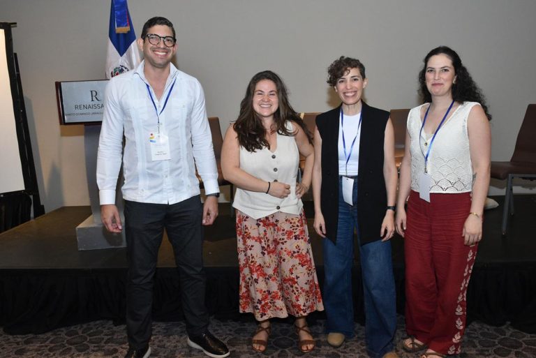 En el primer panel, “Modelos exitosos de voluntariado”, participaron la directora de Sostenibilidad de la Asociación Casa Ronald McDonald de Perú, Sandra Santillán; la coordinadora de la organización Frances Voluntaries de Perú, Iselle Taze-Bernard, y Bianca Lajara del Pacto de Voluntariado Universitario de UNIBE.