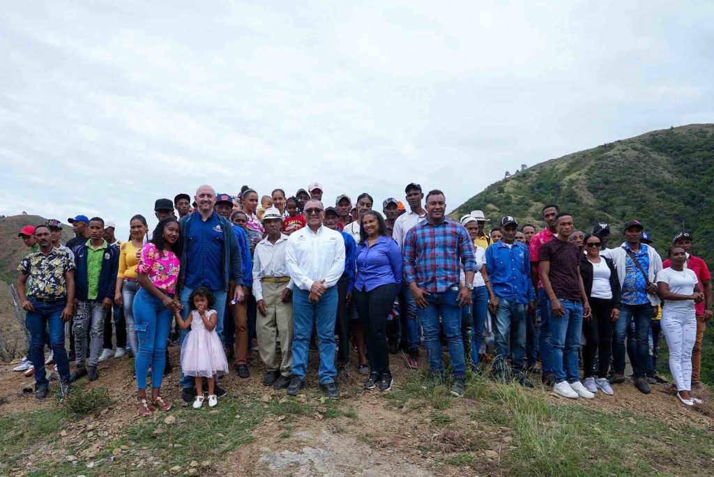 Gobierno e IDDI inauguran proyecto de electrificación solar