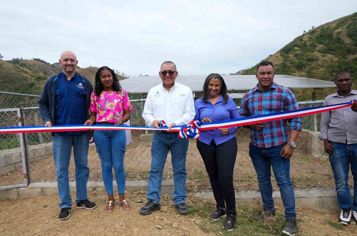Gobierno e IDDI inauguran proyecto de electrificación solar