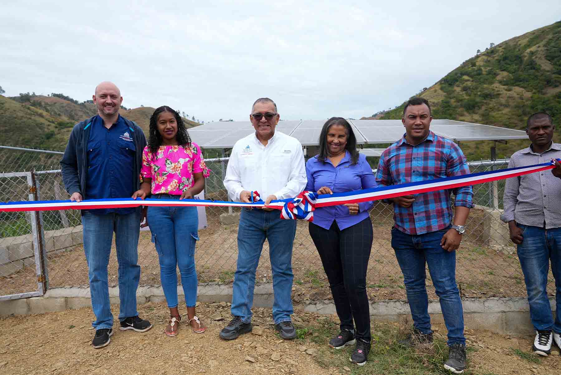 Gobierno e IDDI inauguran proyecto de electrificación solar