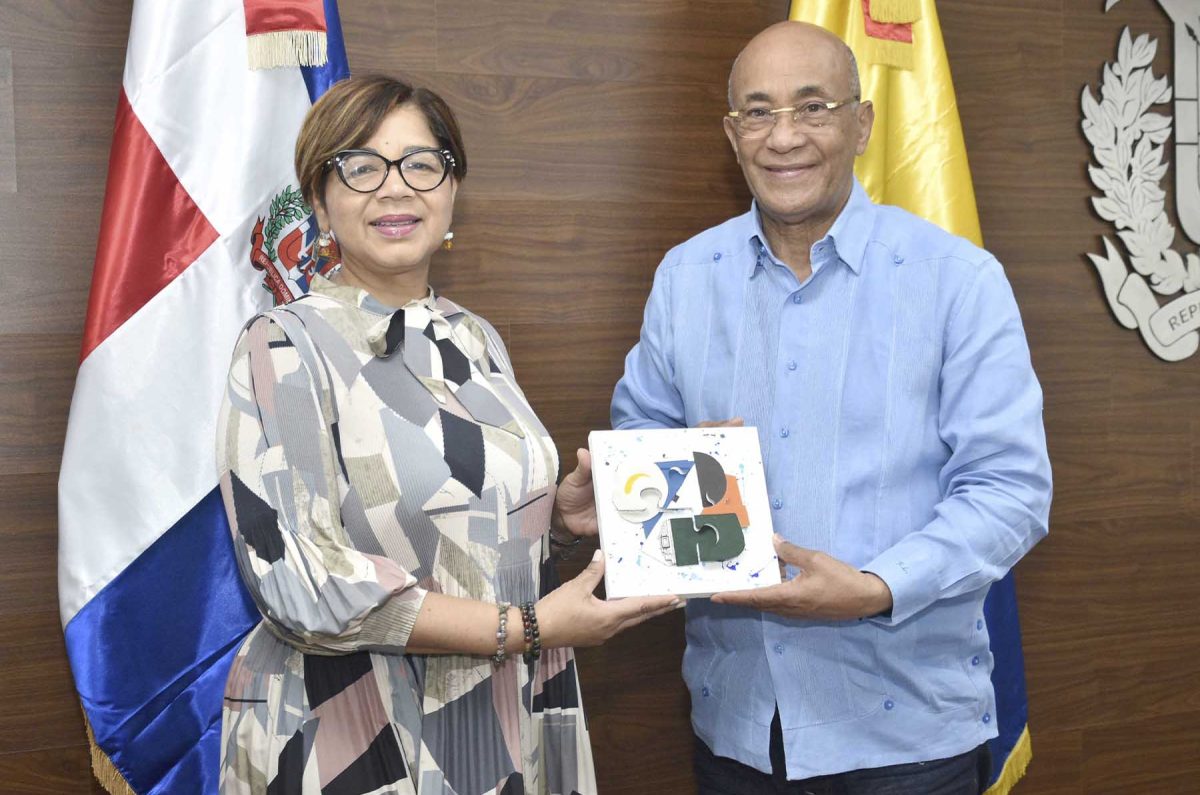 1- La viceministra Olaya Dotel Caraballo recibe del embajador Félix Aracena Vargas un reconocimiento por los esfuerzos de cooperación entre la República Dominicana y Colombia.
