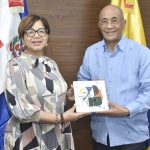 1- La viceministra Olaya Dotel Caraballo recibe del embajador Félix Aracena Vargas un reconocimiento por los esfuerzos de cooperación entre la República Dominicana y Colombia.