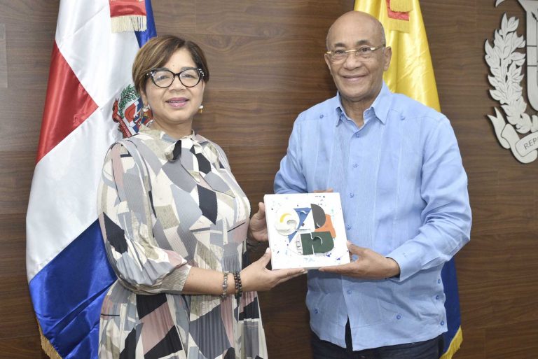 1- La viceministra Olaya Dotel Caraballo recibe del embajador Félix Aracena Vargas un reconocimiento por los esfuerzos de cooperación entre la República Dominicana y Colombia.