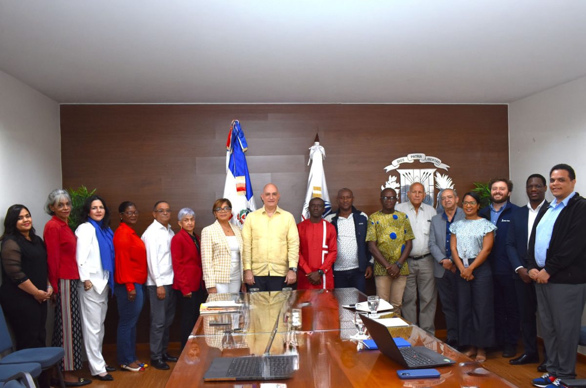El ministro de Economía, Planificación y Desarrollo, Pável Isa Contreras, y la viceministra de Cooperación Internacional, Olaya Dotel, junto al jefe de la Misión de Liberia que visitó el país, Moses R. Gbanyan, viceministro de Investigación y Extensión de Desarrollo Rural del Ministerio de Agricultura de la República de Liberia.
