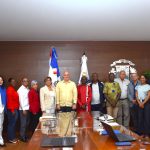 El ministro de Economía, Planificación y Desarrollo, Pável Isa Contreras, y la viceministra de Cooperación Internacional, Olaya Dotel, junto al jefe de la Misión de Liberia que visitó el país, Moses R. Gbanyan, viceministro de Investigación y Extensión de Desarrollo Rural del Ministerio de Agricultura de la República de Liberia.