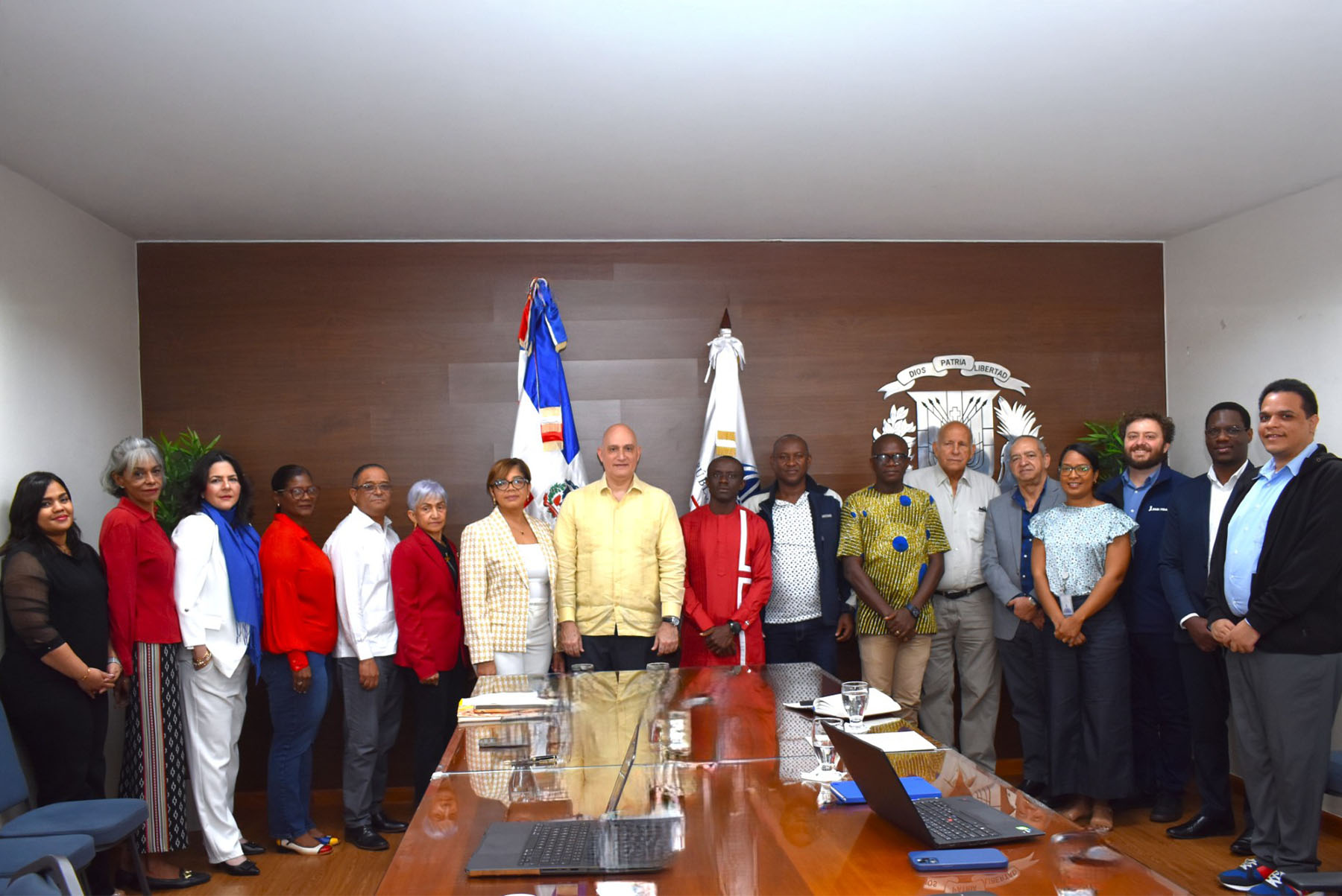 El ministro de Economía, Planificación y Desarrollo, Pável Isa Contreras, y la viceministra de Cooperación Internacional, Olaya Dotel, junto al jefe de la Misión de Liberia que visitó el país, Moses R. Gbanyan, viceministro de Investigación y Extensión de Desarrollo Rural del Ministerio de Agricultura de la República de Liberia.