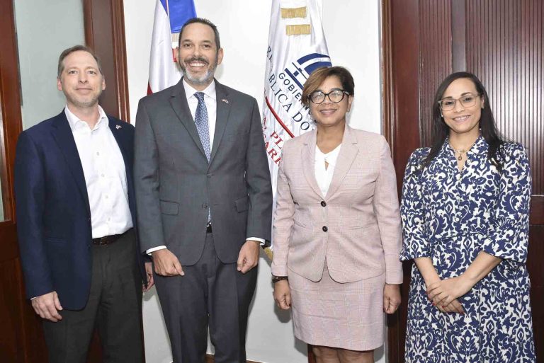 Reunión viceministra Olaya Dotel con USAID
