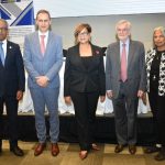 El coordinador Javier Cabreja Polanco, el jefe adjunto Stefaan Pauwels, la viceministra Olaya Dotel Caraballo, el economista Frédéric Jenny, juez jubilado de la Corte Suprema de Francia, profesor Emérito de Economía de la Universidad ESSEC de París y presidente del Comité de Competencia de la OCDE.