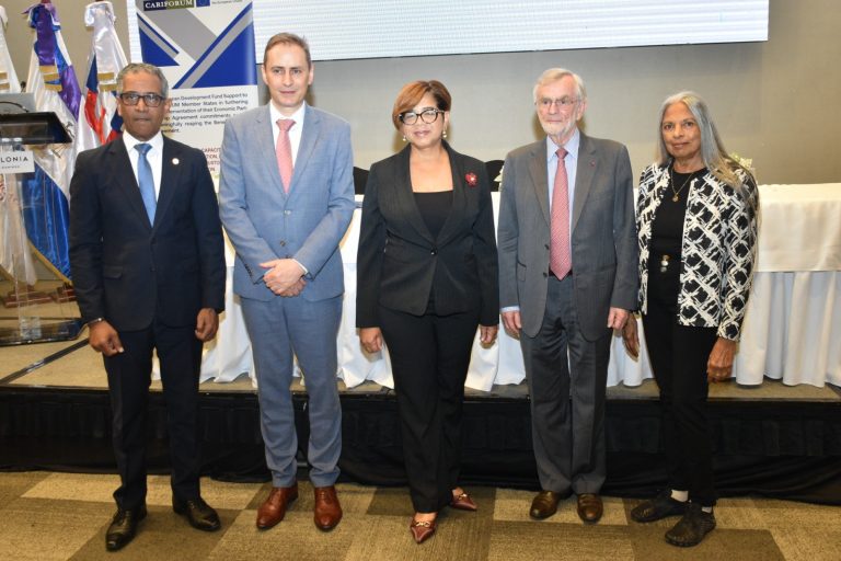El coordinador Javier Cabreja Polanco, el jefe adjunto Stefaan Pauwels, la viceministra Olaya Dotel Caraballo, el economista Frédéric Jenny, juez jubilado de la Corte Suprema de Francia, profesor Emérito de Economía de la Universidad ESSEC de París y presidente del Comité de Competencia de la OCDE.