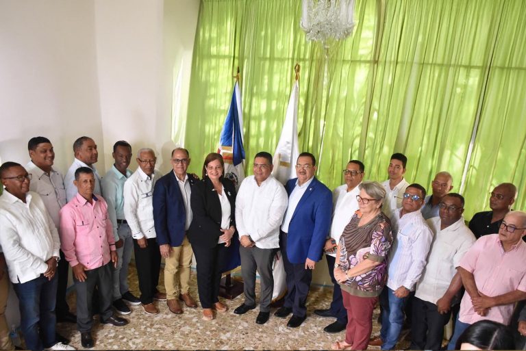 El viceministro Alexis Cruz encabeza el acto de juramentación del consejo municipal de desarrollo junto a la gobernadora civil de Hato Mayor, Maribel Simón Vargas; el senador Cristóbal Venerado Castillo, y el viceministro Administrativo y Financiero, Yamel Valera.