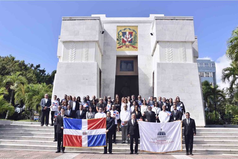 MEPYD OFRENDA FLORAL ALTAR DE LA PATRIA