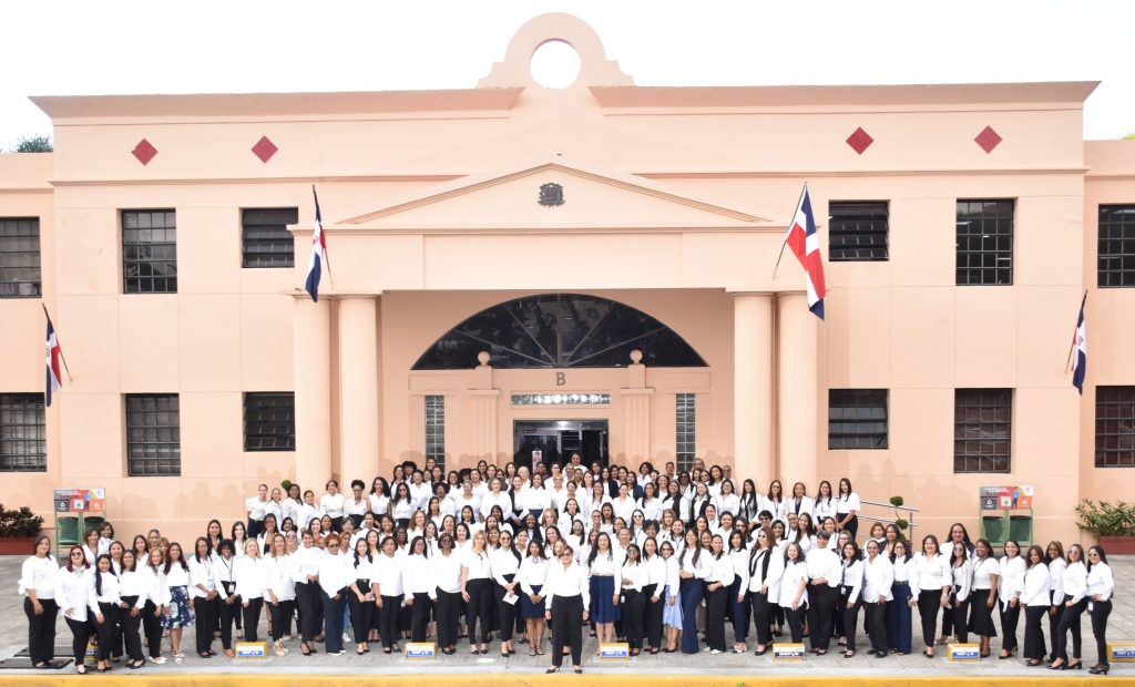 Más de 480 mujeres laboran en el Ministerio de Economía, Planificación y Desarrollo. Unas 47 fueron galardonadas por ser impulsoras de la igualdad, encabezadas por la viceministra Olaya Dotel. 
