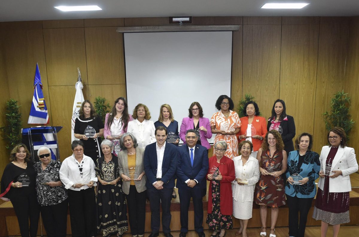 Las economistas Magdalena Lizardo, Susana Gómez, Jacqueline Mora, Mercedes Carrasco, Maritza García, Gladys María Santana, Norma Eliza Franco Báez, Milady Santana Silvestre, América Bastidas, Jacqueline Boin, Ellen Pérez, Persia Álvarez, Olga Díaz Mora, Rita Mena, Consuelo Cruz Almánzar, Rosa Cañete, Miosotis Rivas Peña, Ivelisse Russo Rijo y Altagracia Rivera, y sus representantes, reconocidas como referentes de la economía dominicana. Reciben los galardones de parte de los viceministros Alexis Cruz y Martín Francos.