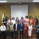 Las economistas Magdalena Lizardo, Susana Gómez, Jacqueline Mora, Mercedes Carrasco, Maritza García, Gladys María Santana, Norma Eliza Franco Báez, Milady Santana Silvestre, América Bastidas, Jacqueline Boin, Ellen Pérez, Persia Álvarez, Olga Díaz Mora, Rita Mena, Consuelo Cruz Almánzar, Rosa Cañete, Miosotis Rivas Peña, Ivelisse Russo Rijo y Altagracia Rivera, y sus representantes, reconocidas como referentes de la economía dominicana. Reciben los galardones de parte de los viceministros Alexis Cruz y Martín Francos.