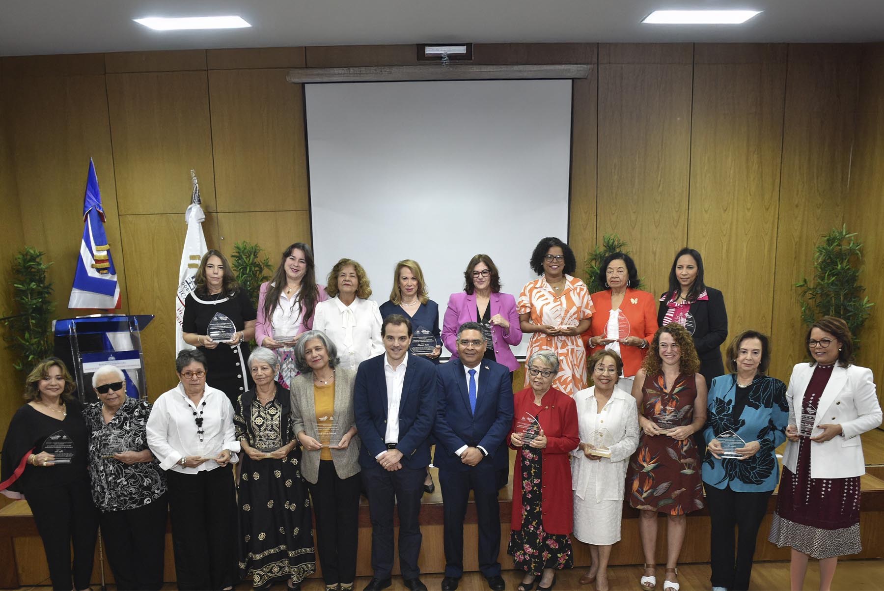 Las economistas Magdalena Lizardo, Susana Gómez, Jacqueline Mora, Mercedes Carrasco, Maritza García, Gladys María Santana, Norma Eliza Franco Báez, Milady Santana Silvestre, América Bastidas, Jacqueline Boin, Ellen Pérez, Persia Álvarez, Olga Díaz Mora, Rita Mena, Consuelo Cruz Almánzar, Rosa Cañete, Miosotis Rivas Peña, Ivelisse Russo Rijo y Altagracia Rivera, y sus representantes, reconocidas como referentes de la economía dominicana. Reciben los galardones de parte de los viceministros Alexis Cruz y Martín Francos.