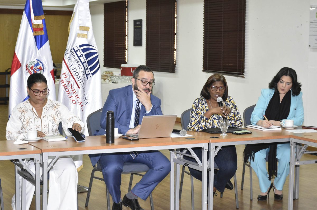 La directora general de Cooperación Multilateral del Ministerio de Economía, Sandra Lara, encabeza el acto de cierre de los trabajos de la misión del FIDA, que fue liderada por Rossana Polastri, directora regional de América Latina y el Caribe; e integrada por René Castro, colíder y director país para República Dominicana; Ricardo Fort, economista regional Líder (a.i.); Fallon Casper, especialista regional en Mercados y Cadenas de Valor; Salomón Salcedo, consultor especialista en Desarrollo Rural, y Arturo Bisonó, consultor enlace.