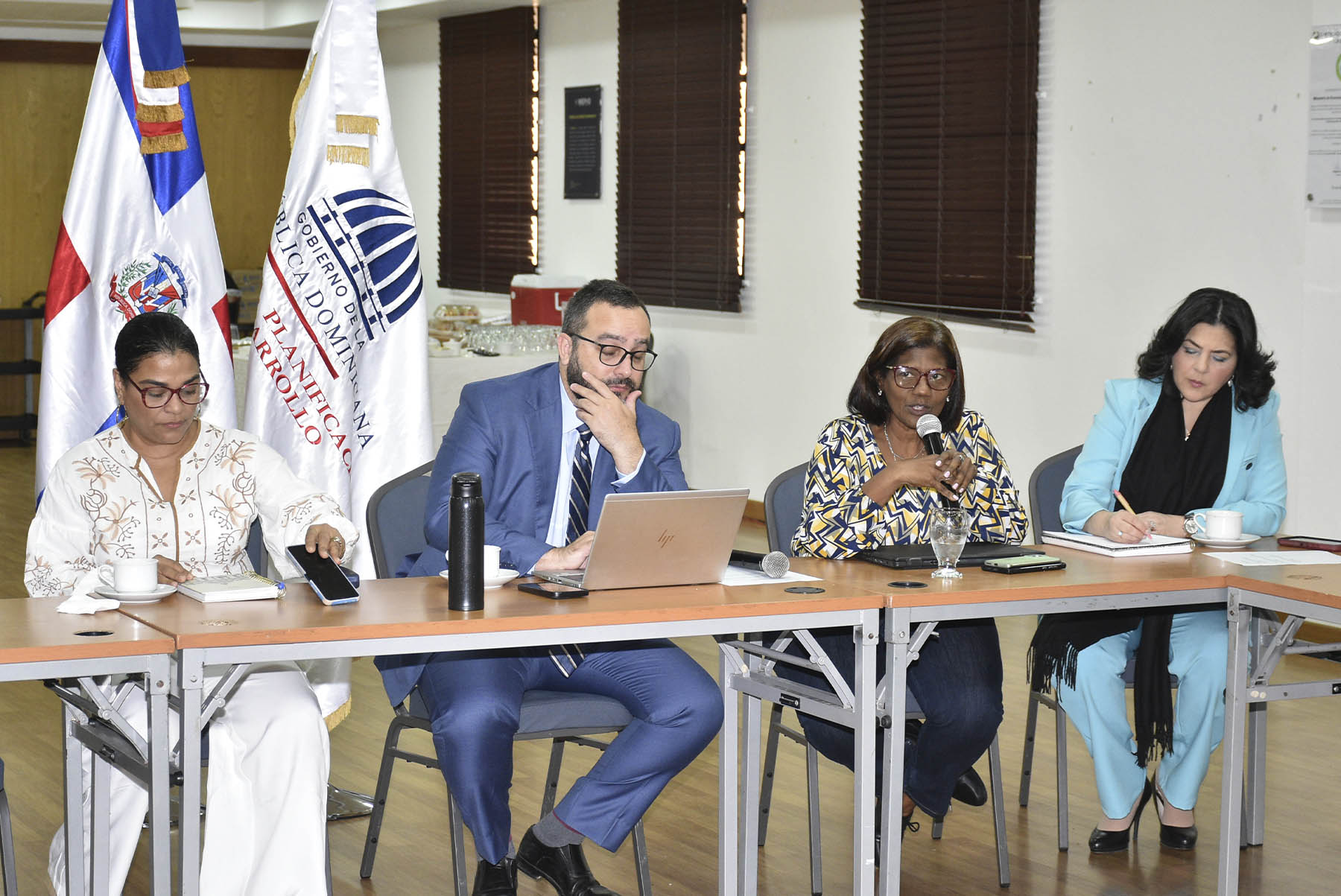 La directora general de Cooperación Multilateral del Ministerio de Economía, Sandra Lara, encabeza el acto de cierre de los trabajos de la misión del FIDA, que fue liderada por Rossana Polastri, directora regional de América Latina y el Caribe; e integrada por René Castro, colíder y director país para República Dominicana; Ricardo Fort, economista regional Líder (a.i.); Fallon Casper, especialista regional en Mercados y Cadenas de Valor; Salomón Salcedo, consultor especialista en Desarrollo Rural, y Arturo Bisonó, consultor enlace.