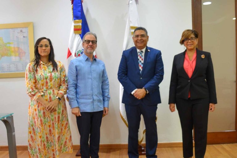 Visita Embajadores en el MEPyD1