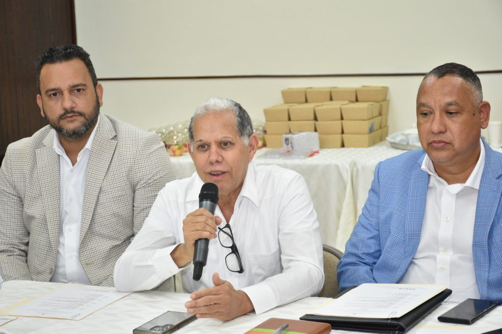 El viceministro de Ordenamiento Territorial y Desarrollo Regional, Domingo Matías, junto a los viceministros Luis Madera y Alexis Jiménez, del Ministerio de la Presidencia, encabezaron la primera jornada de socialización del PNOT con representantes del sector público. 