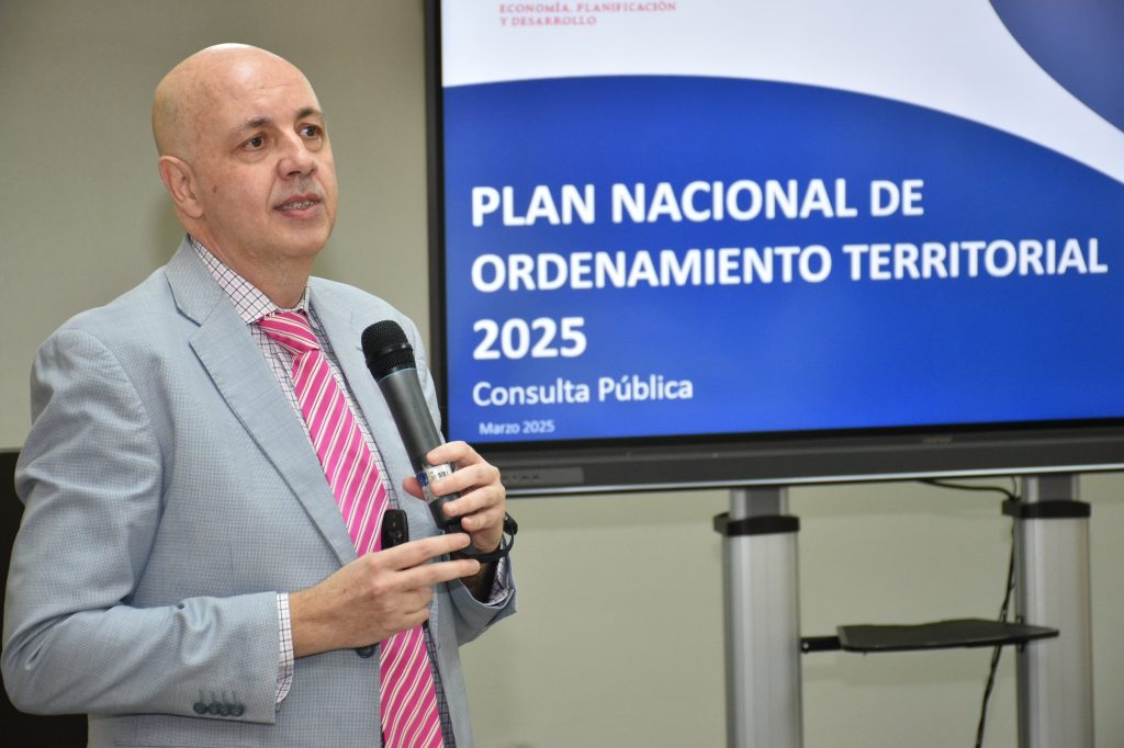 El consultor Manuel Parras presentó la metodología del PNOT y sus alcances a los asistentes. 