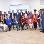 Al centro y detrás, el viceministro Martín Francos, el economista Fernando Cartes y Ariel Zaltsman, especialista líder en Gestión Fiscal del BID, junto al equipo de la DGIP del Ministerio de Economía