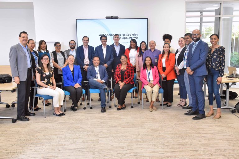 Al centro y detrás, el viceministro Martín Francos, el economista Fernando Cartes y Ariel Zaltsman, especialista líder en Gestión Fiscal del BID, junto al equipo de la DGIP del Ministerio de Economía