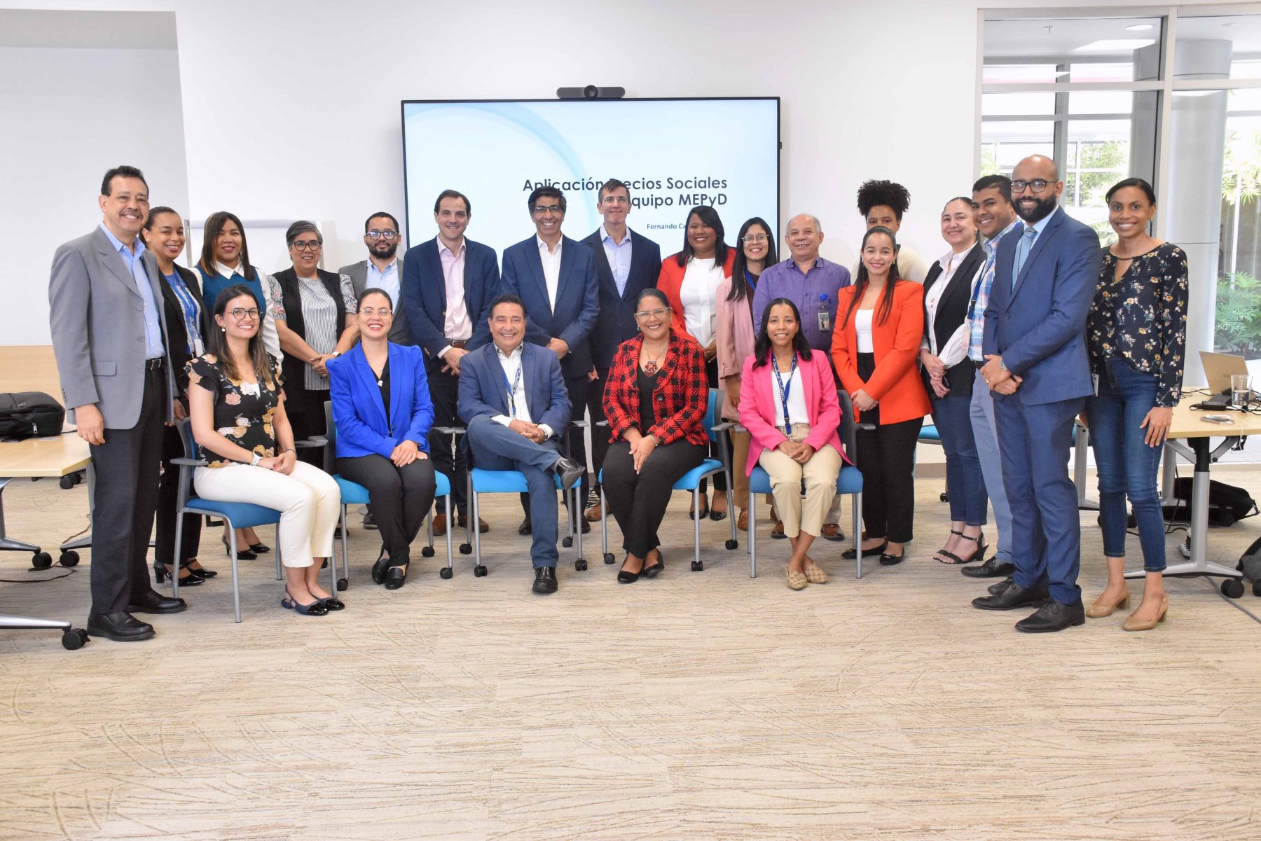 Al centro y detrás, el viceministro Martín Francos, el economista Fernando Cartes y Ariel Zaltsman, especialista líder en Gestión Fiscal del BID, junto al equipo de la DGIP del Ministerio de Economía