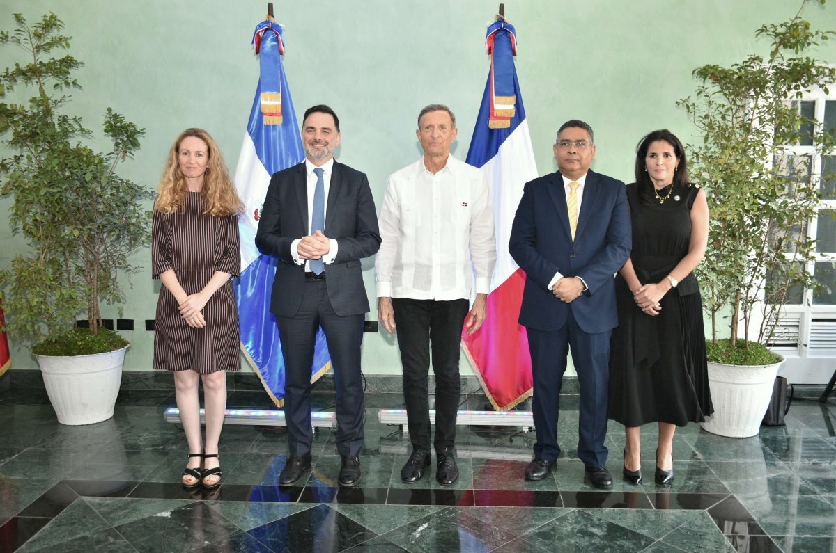 La directora de la AFD en Santo Domingo, Virginie Díaz; el ministro delegado de Comercio Exterior de Francia; Laurent Saint-Martin; el canciller Roberto Álvarez, el viceministro de Análisis Económico y Social, Alexis Cruz Rodríguez, máxima autoridad del Ministerio de Economía, y la viceministra de Crédito Público del Ministerio de Hacienda, María José Martínez.